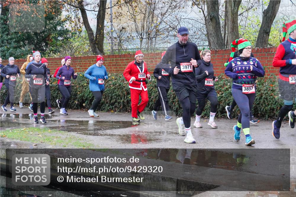 07.12.2025 - St. Pauli X-Mass-Run No. 15 Michael Burmester http://msf.ph/oto/9429320 07.12.2025 09:44:48 Laufen 3971, 389, 3300, 54, 19, 1505, 3911, 38, 3970, 3857 meine-sportfotos.de