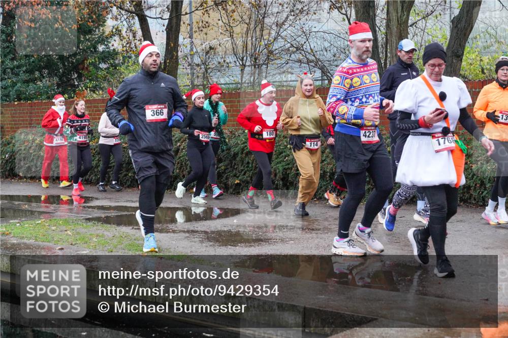 07.12.2025 - St. Pauli X-Mass-Run No. 15 Michael Burmester http://msf.ph/oto/9429354 07.12.2025 09:45:06 Laufen 4194, 4195, 366, 180, 2569, 114, 4237, 1768, 13 meine-sportfotos.de