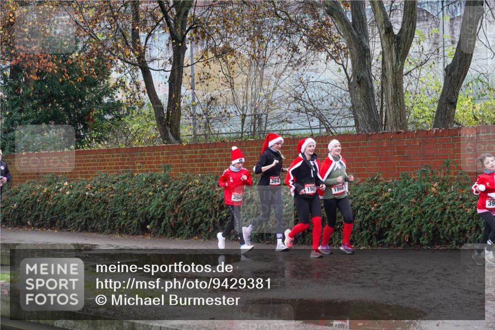 07.12.2025 - St. Pauli X-Mass-Run No. 15 Michael Burmester http://msf.ph/oto/9429381 07.12.2025 11:25:27 Laufen 3949, 3948, 1967, 1966, 39 meine-sportfotos.de