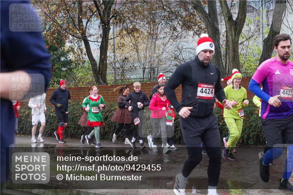 07.12.2025 - St. Pauli X-Mass-Run No. 15 Michael Burmester http://msf.ph/oto/9429455 07.12.2025 11:26:08 Laufen 3452, 480, 4424, 318, 4423 meine-sportfotos.de