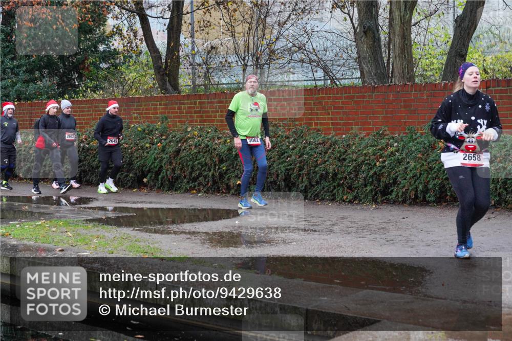07.12.2025 - St. Pauli X-Mass-Run No. 15 Michael Burmester http://msf.ph/oto/9429638 07.12.2025 09:48:04 Laufen 2652, 2645, 3062, 2658 meine-sportfotos.de
