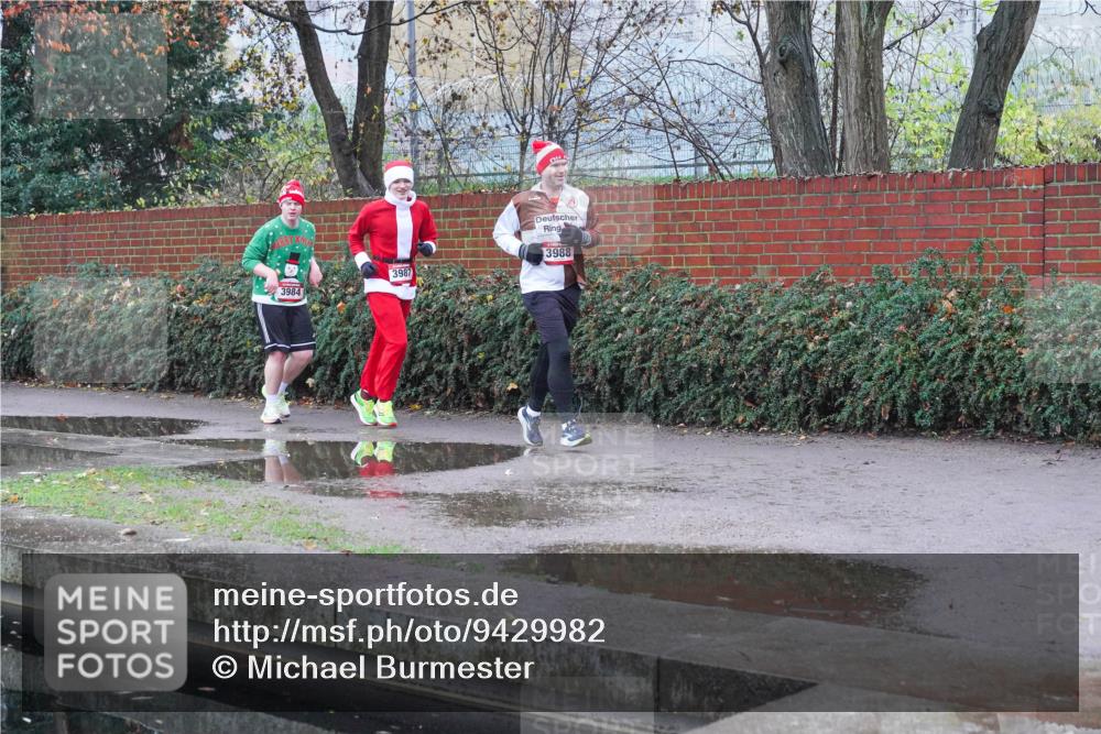 07.12.2025 - St. Pauli X-Mass-Run No. 15 Michael Burmester http://msf.ph/oto/9429982 07.12.2025 10:01:39 Laufen 3984, 3987, 3988 meine-sportfotos.de