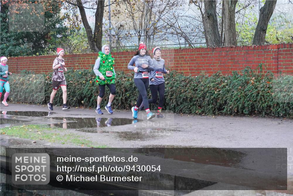 07.12.2025 - St. Pauli X-Mass-Run No. 15 Michael Burmester http://msf.ph/oto/9430054 07.12.2025 10:02:27 Laufen 2049, 3832, 4692, 4694 meine-sportfotos.de