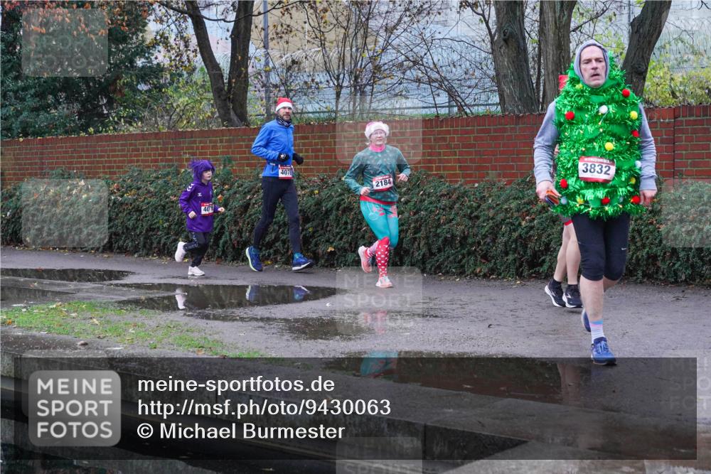 07.12.2025 - St. Pauli X-Mass-Run No. 15 Michael Burmester http://msf.ph/oto/9430063 07.12.2025 10:02:30 Laufen 409, 4078, 2184, 3832 meine-sportfotos.de