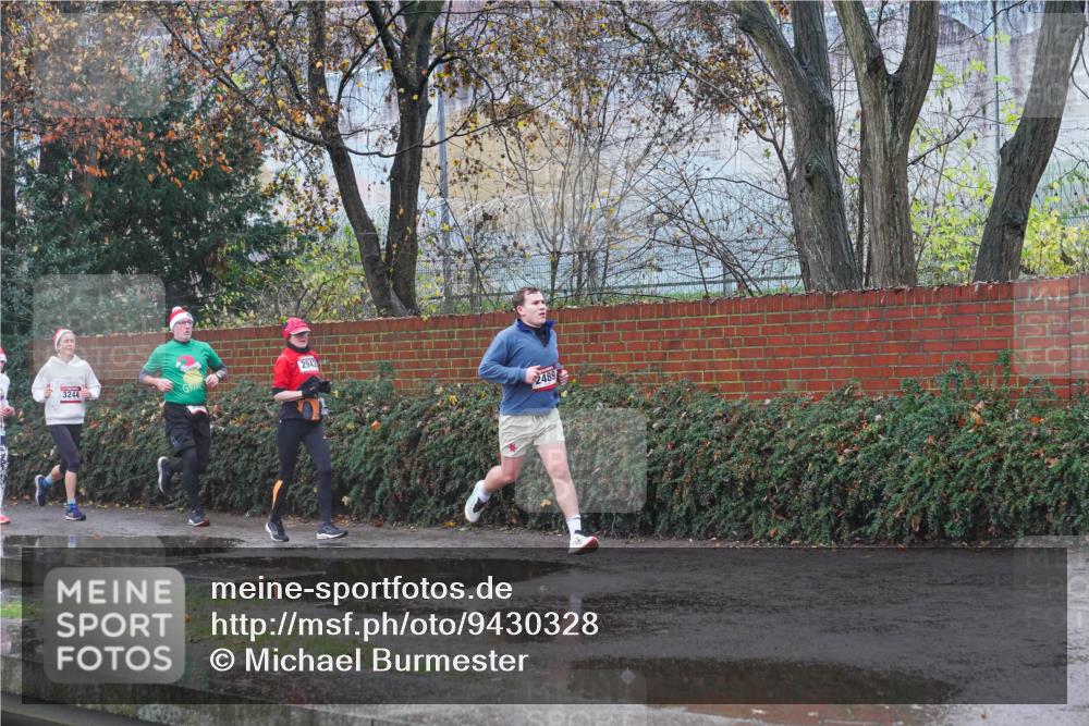 07.12.2025 - St. Pauli X-Mass-Run No. 15 Michael Burmester http://msf.ph/oto/9430328 07.12.2025 10:20:48 Laufen 3244, 2943, 2489 meine-sportfotos.de