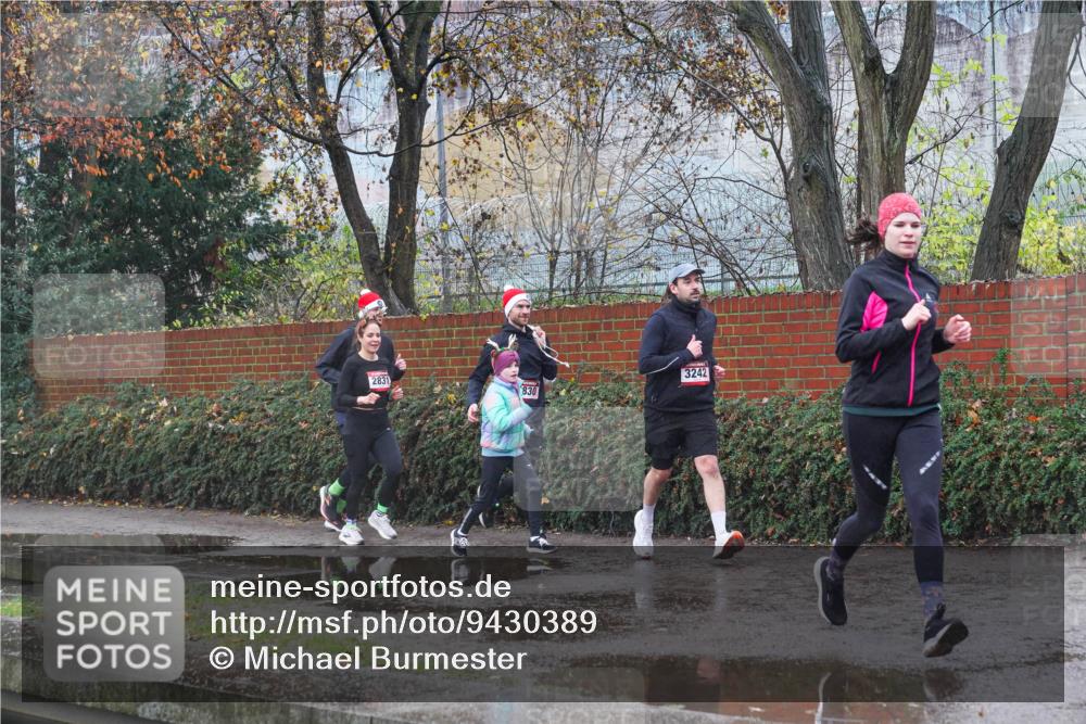 07.12.2025 - St. Pauli X-Mass-Run No. 15 Michael Burmester http://msf.ph/oto/9430389 07.12.2025 10:22:37 Laufen 2831, 830, 3242 meine-sportfotos.de