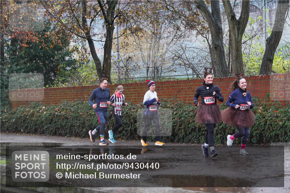 07.12.2025 - St. Pauli X-Mass-Run No. 15 Michael Burmester http://msf.ph/oto/9430440 07.12.2025 10:23:45 Laufen 2012, 2013, 2336, 4860, 2337 meine-sportfotos.de