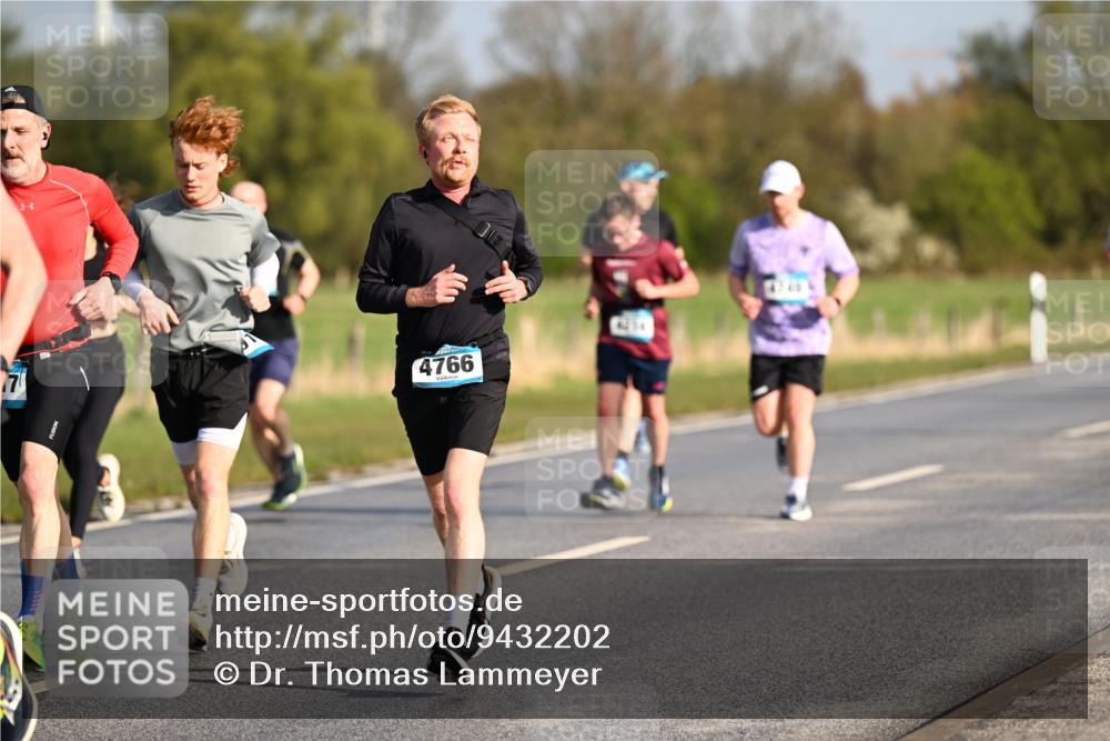 12.04.2026 - 45. Internationalen Wilhelmsburger Insellauf Dr. Thomas Lammeyer http://msf.ph/oto/9432202 12.04.2026 09:14:12 Laufen 7, 4766, 4745 meine-sportfotos.de