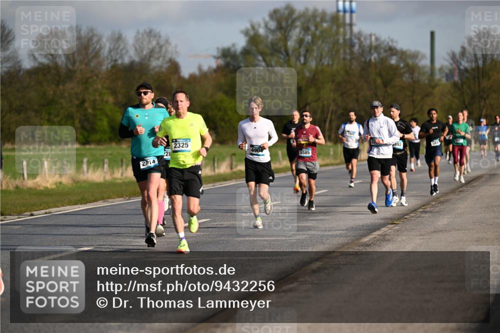 12.04.2026 - 45. Internationalen Wilhelmsburger Insellauf Dr. Thomas Lammeyer http://msf.ph/oto/9432256 12.04.2026 09:14:23 Laufen 2814, 28, 2325, 4904, 5585, 35, 492, 581 meine-sportfotos.de