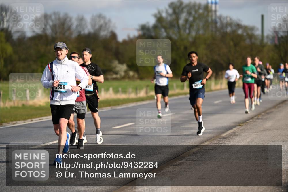 12.04.2026 - 45. Internationalen Wilhelmsburger Insellauf Dr. Thomas Lammeyer http://msf.ph/oto/9432284 12.04.2026 09:14:28 Laufen 5558, 492, 5812 meine-sportfotos.de