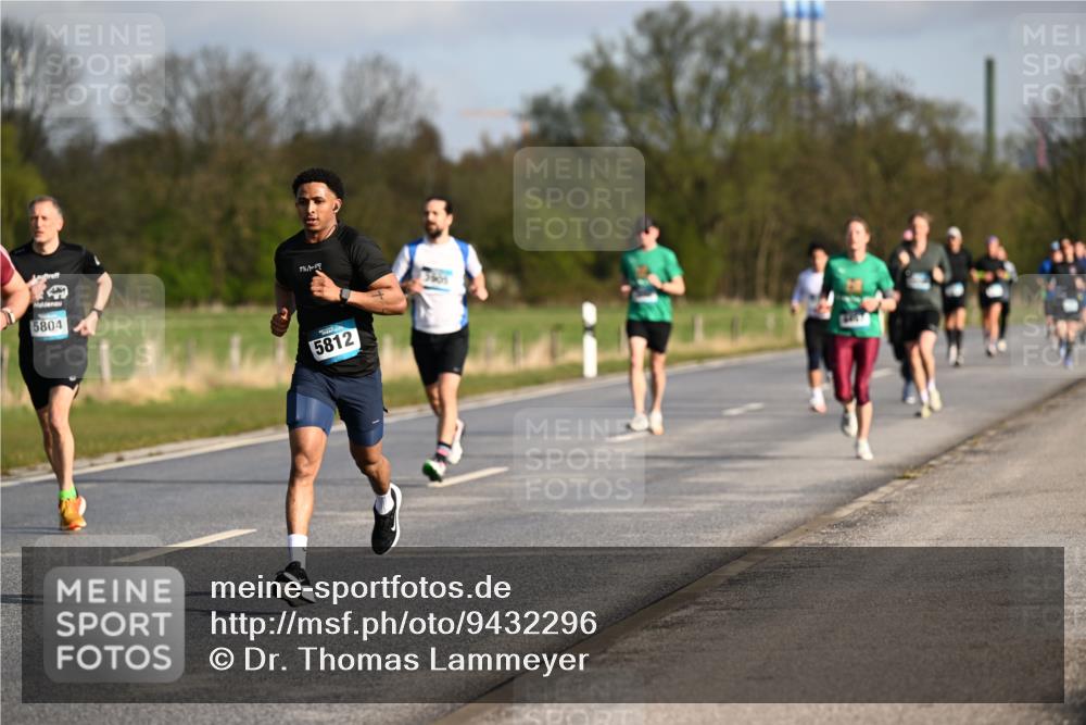 12.04.2026 - 45. Internationalen Wilhelmsburger Insellauf Dr. Thomas Lammeyer http://msf.ph/oto/9432296 12.04.2026 09:14:30 Laufen 5804, 1, 17, 09, 5812 meine-sportfotos.de