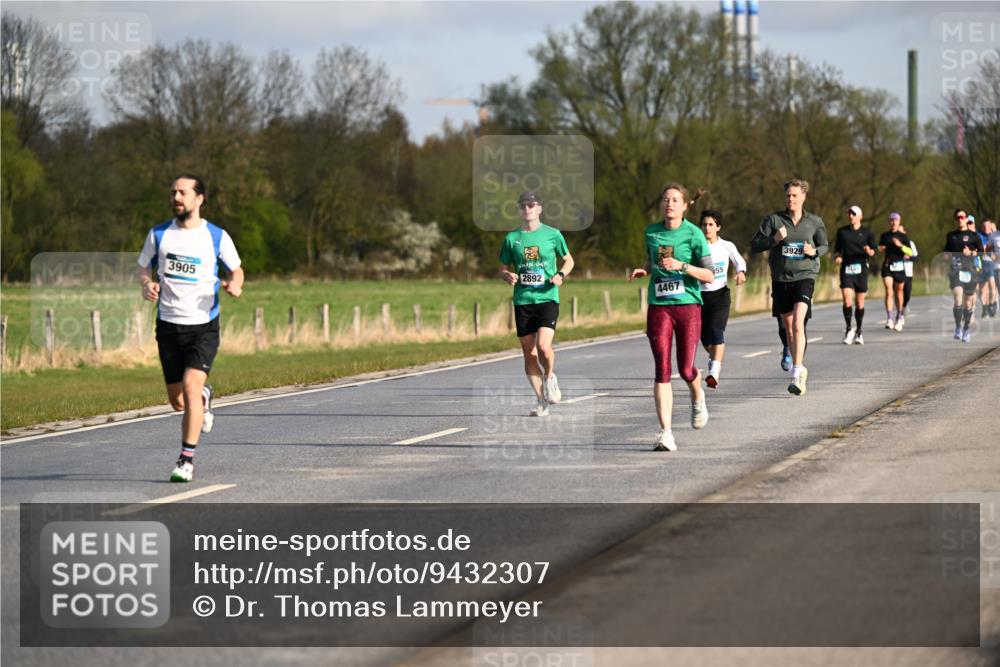 12.04.2026 - 45. Internationalen Wilhelmsburger Insellauf Dr. Thomas Lammeyer http://msf.ph/oto/9432307 12.04.2026 09:14:31 Laufen 3905, 3929, 2892, 55, 4467 meine-sportfotos.de