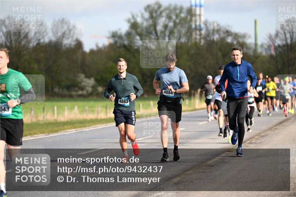 12.04.2026 - 45. Internationalen Wilhelmsburger Insellauf Dr. Thomas Lammeyer http://msf.ph/oto/9432437 12.04.2026 09:14:54 Laufen 043, 4883, 4884 meine-sportfotos.de