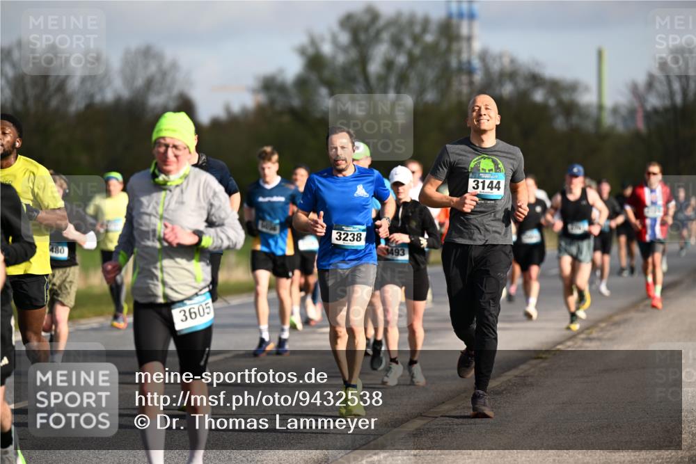 12.04.2026 - 45. Internationalen Wilhelmsburger Insellauf Dr. Thomas Lammeyer http://msf.ph/oto/9432538 12.04.2026 09:15:11 Laufen 480, 3605, 3238, 493, 3144 meine-sportfotos.de