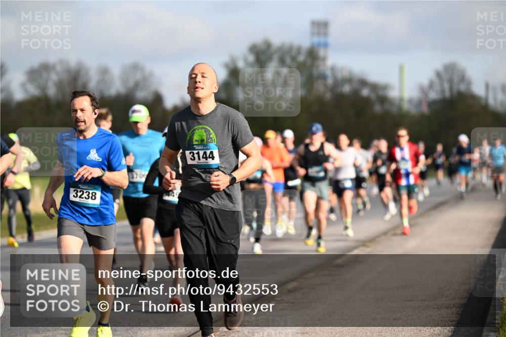 12.04.2026 - 45. Internationalen Wilhelmsburger Insellauf Dr. Thomas Lammeyer http://msf.ph/oto/9432553 12.04.2026 09:15:13 Laufen 3238, 3706, 3144 meine-sportfotos.de