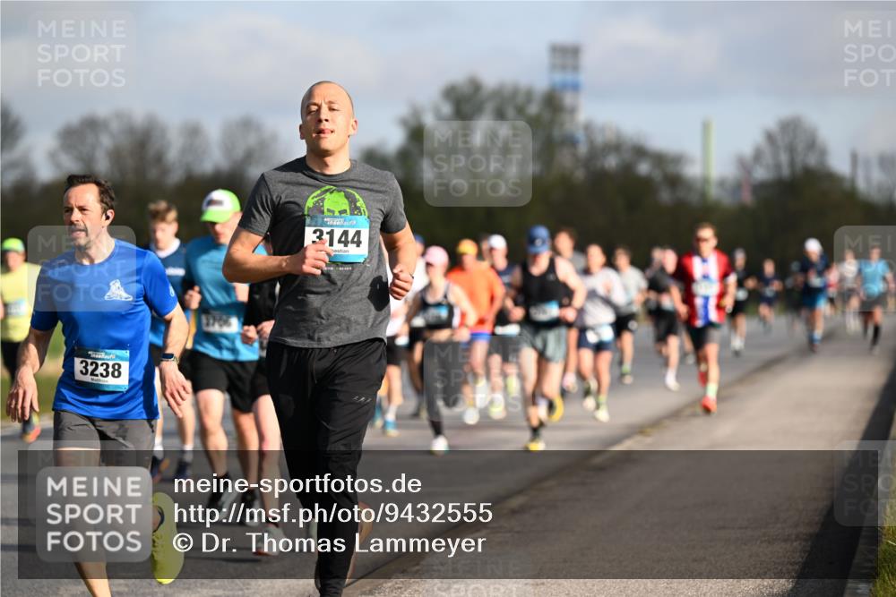 12.04.2026 - 45. Internationalen Wilhelmsburger Insellauf Dr. Thomas Lammeyer http://msf.ph/oto/9432555 12.04.2026 09:15:13 Laufen 3238, 3706, 3144 meine-sportfotos.de