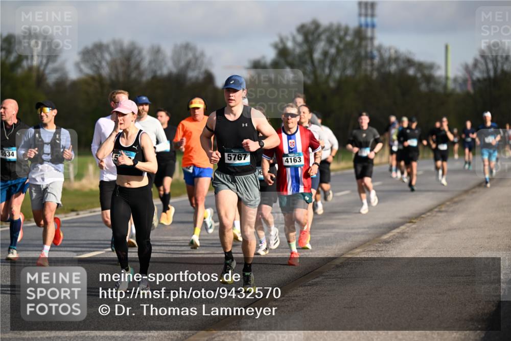12.04.2026 - 45. Internationalen Wilhelmsburger Insellauf Dr. Thomas Lammeyer http://msf.ph/oto/9432570 12.04.2026 09:15:17 Laufen 5534, 5767, 06, 4163 meine-sportfotos.de