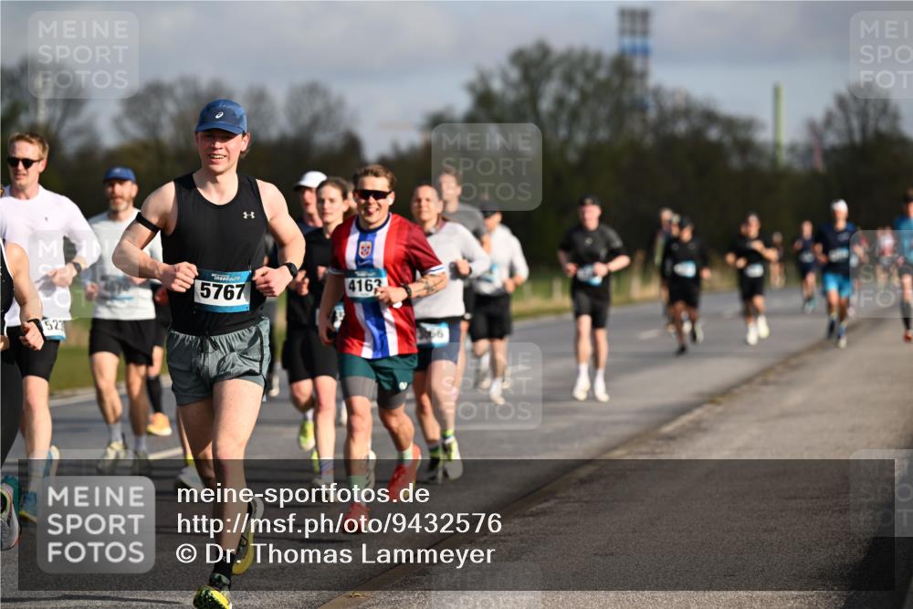 12.04.2026 - 45. Internationalen Wilhelmsburger Insellauf Dr. Thomas Lammeyer http://msf.ph/oto/9432576 12.04.2026 09:15:18 Laufen 523, 5767, 4163 meine-sportfotos.de