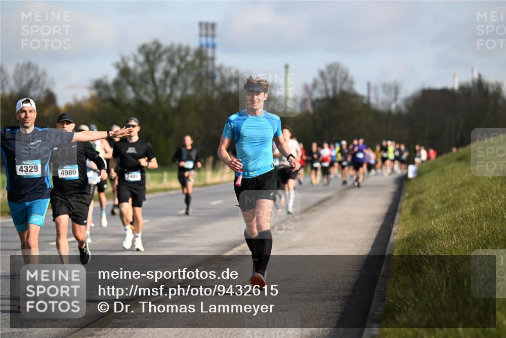 12.04.2026 - 45. Internationalen Wilhelmsburger Insellauf Dr. Thomas Lammeyer http://msf.ph/oto/9432615 12.04.2026 09:15:26 Laufen 4329, 4980, 3465 meine-sportfotos.de