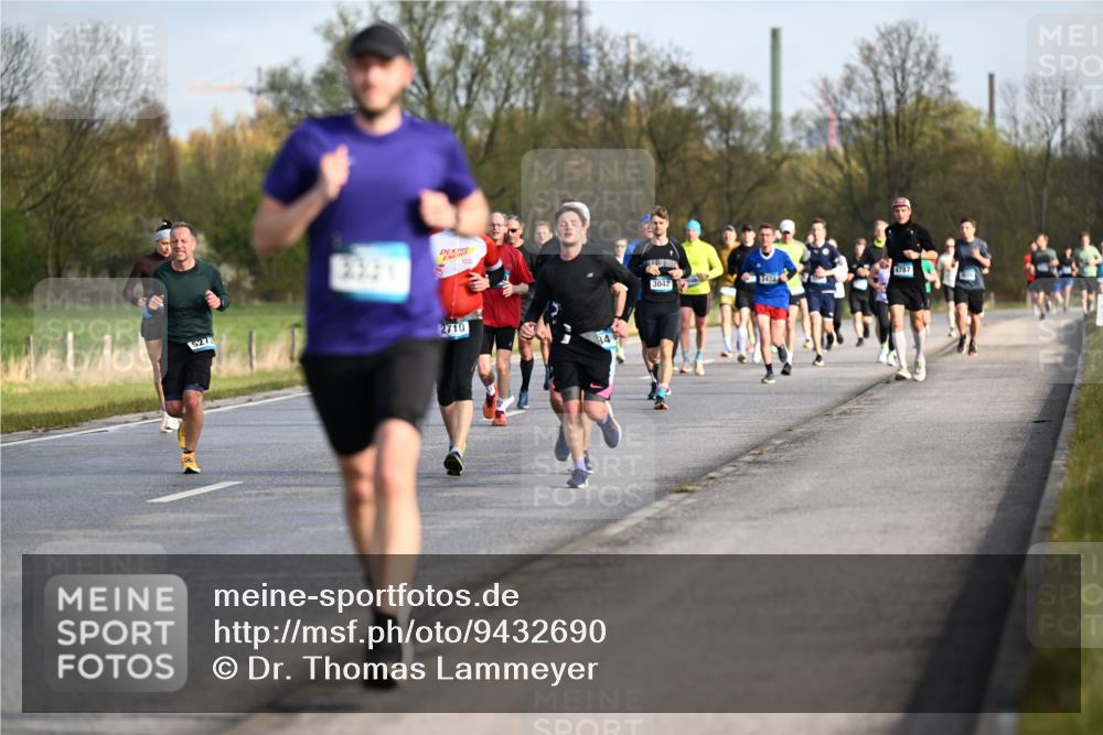 12.04.2026 - 45. Internationalen Wilhelmsburger Insellauf Dr. Thomas Lammeyer http://msf.ph/oto/9432690 12.04.2026 09:15:42 Laufen 5273, 3331, 2710, 4787, 3042, 24727 meine-sportfotos.de