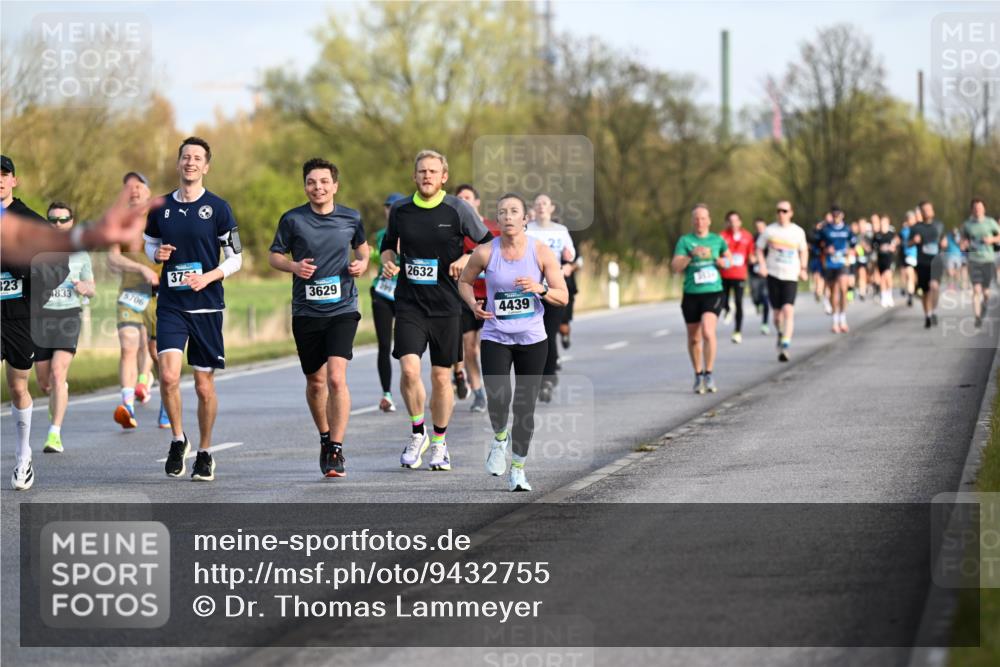 12.04.2026 - 45. Internationalen Wilhelmsburger Insellauf Dr. Thomas Lammeyer http://msf.ph/oto/9432755 12.04.2026 09:15:56 Laufen 323, 4833, 5706, 379, 3629, 2632, 4439 meine-sportfotos.de