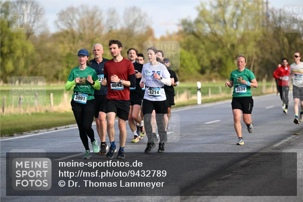 12.04.2026 - 45. Internationalen Wilhelmsburger Insellauf Dr. Thomas Lammeyer http://msf.ph/oto/9432789 12.04.2026 09:16:02 Laufen 21, 4042, 3991, 24, 3214, 3534, 2525 meine-sportfotos.de