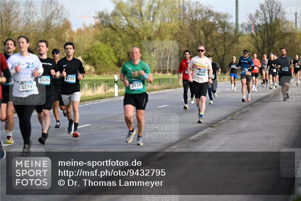 12.04.2026 - 45. Internationalen Wilhelmsburger Insellauf Dr. Thomas Lammeyer http://msf.ph/oto/9432795 12.04.2026 09:16:03 Laufen 25, 3214, 5589, 4779, 3534, 2, 2525, 3043, 5048 meine-sportfotos.de