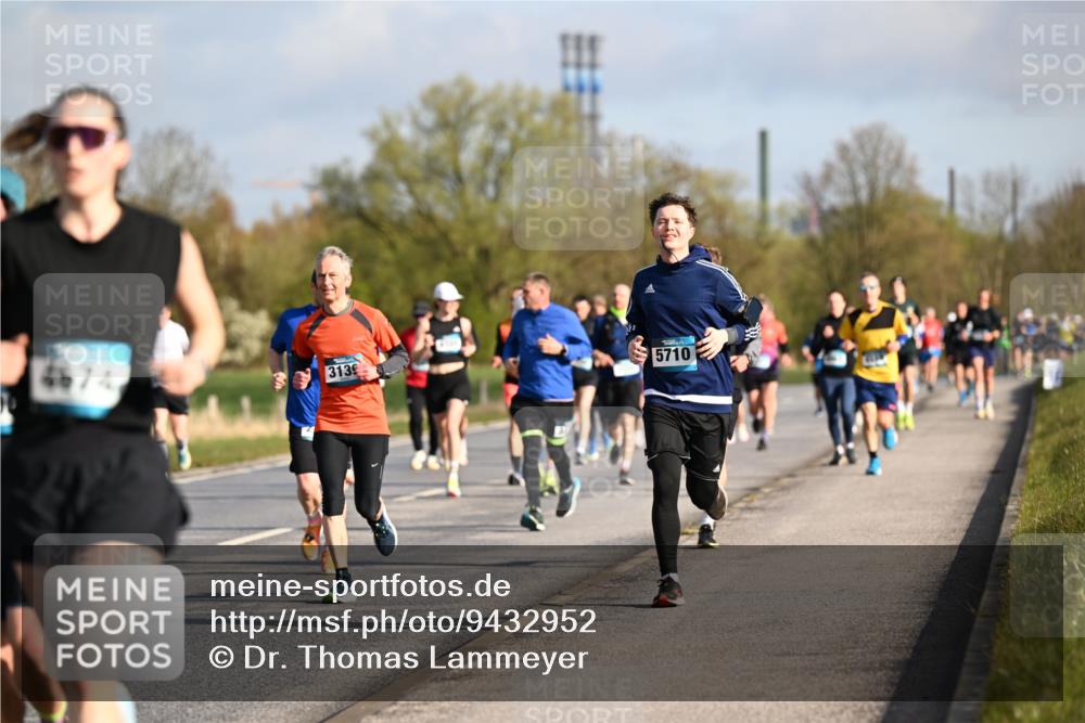 12.04.2026 - 45. Internationalen Wilhelmsburger Insellauf Dr. Thomas Lammeyer http://msf.ph/oto/9432952 12.04.2026 09:16:34 Laufen 4674, 3139, 5710 meine-sportfotos.de
