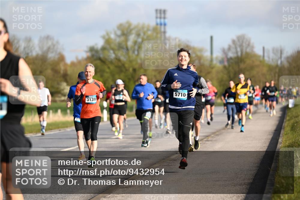 12.04.2026 - 45. Internationalen Wilhelmsburger Insellauf Dr. Thomas Lammeyer http://msf.ph/oto/9432954 12.04.2026 09:16:35 Laufen 5710, 3139 meine-sportfotos.de