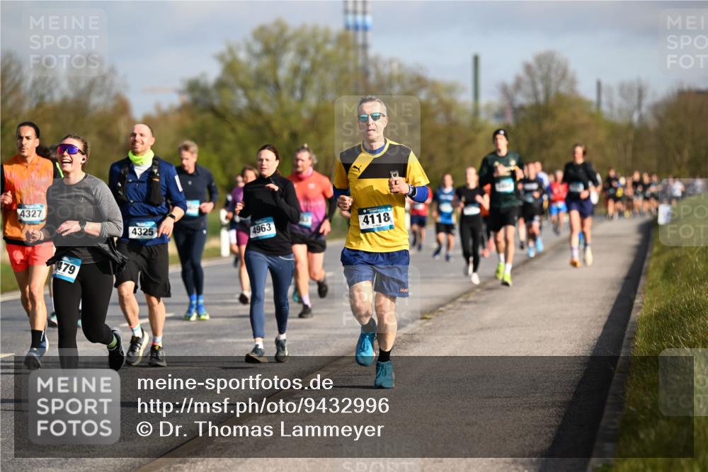 12.04.2026 - 45. Internationalen Wilhelmsburger Insellauf Dr. Thomas Lammeyer http://msf.ph/oto/9432996 12.04.2026 09:16:41 Laufen 4327, 479, 4325, 4963, 4118 meine-sportfotos.de