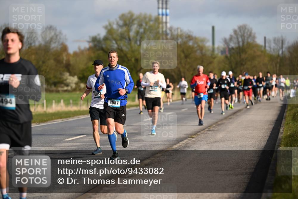 12.04.2026 - 45. Internationalen Wilhelmsburger Insellauf Dr. Thomas Lammeyer http://msf.ph/oto/9433082 12.04.2026 09:16:57 Laufen 494, 4882, 3087, 3830 meine-sportfotos.de