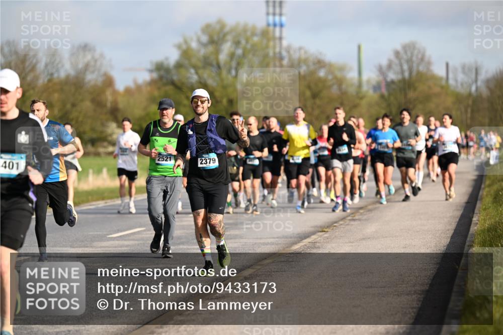 12.04.2026 - 45. Internationalen Wilhelmsburger Insellauf Dr. Thomas Lammeyer http://msf.ph/oto/9433173 12.04.2026 09:17:11 Laufen 401, 2521, 2379 meine-sportfotos.de