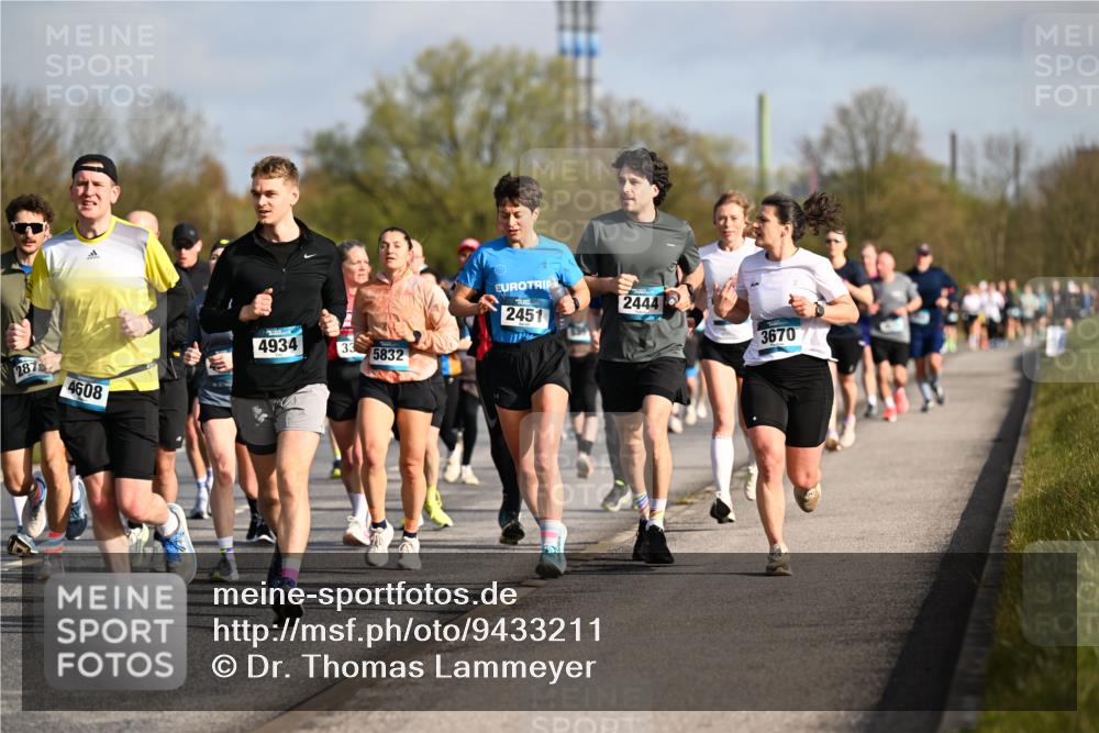 12.04.2026 - 45. Internationalen Wilhelmsburger Insellauf Dr. Thomas Lammeyer http://msf.ph/oto/9433211 12.04.2026 09:17:18 Laufen 287, 4608, 2444, 2451, 4934, 3670, 33, 5832 meine-sportfotos.de