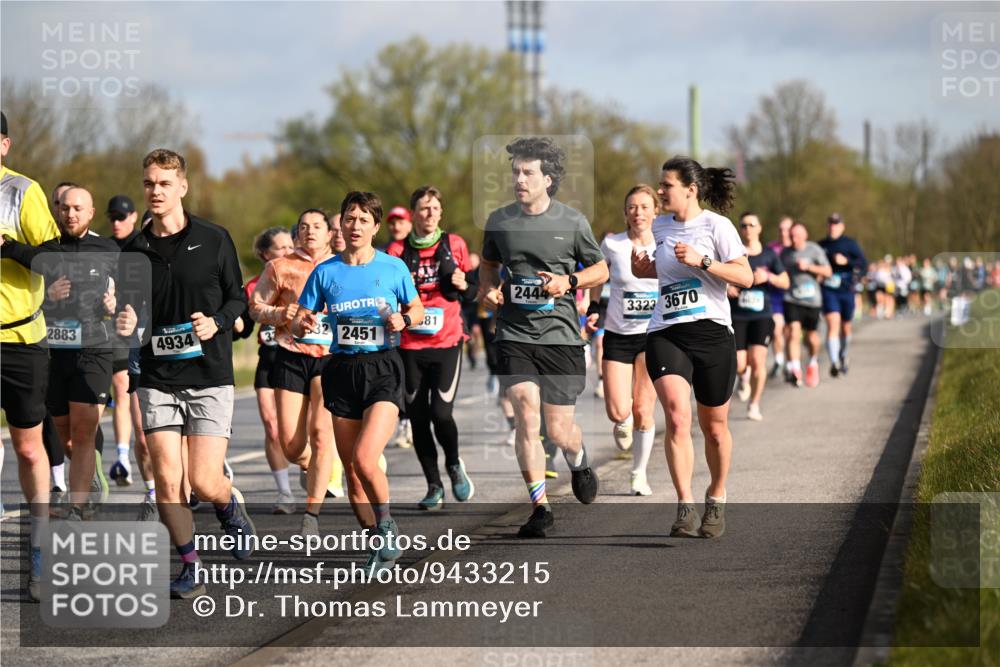 12.04.2026 - 45. Internationalen Wilhelmsburger Insellauf Dr. Thomas Lammeyer http://msf.ph/oto/9433215 12.04.2026 09:17:19 Laufen 2883, 4934, 2451, 81, 2444, 3323, 3670 meine-sportfotos.de