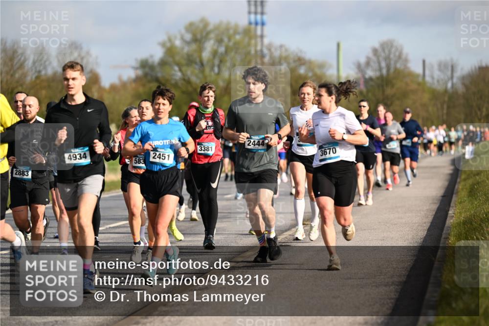 12.04.2026 - 45. Internationalen Wilhelmsburger Insellauf Dr. Thomas Lammeyer http://msf.ph/oto/9433216 12.04.2026 09:17:19 Laufen 2883, 4934, 2444, 3381, 2451, 3670, 583 meine-sportfotos.de
