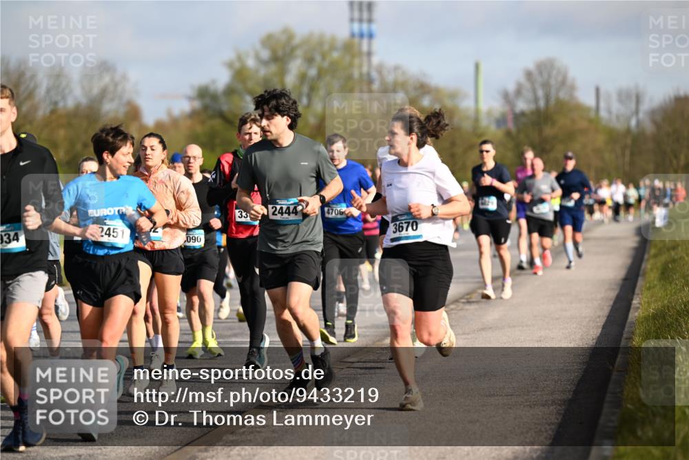 12.04.2026 - 45. Internationalen Wilhelmsburger Insellauf Dr. Thomas Lammeyer http://msf.ph/oto/9433219 12.04.2026 09:17:19 Laufen 33, 934, 2451, 090, 2444, 4706, 3670 meine-sportfotos.de