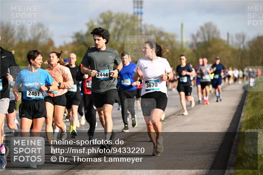 12.04.2026 - 45. Internationalen Wilhelmsburger Insellauf Dr. Thomas Lammeyer http://msf.ph/oto/9433220 12.04.2026 09:17:20 Laufen 2451, 90, 33, 2444, 4706, 3670 meine-sportfotos.de