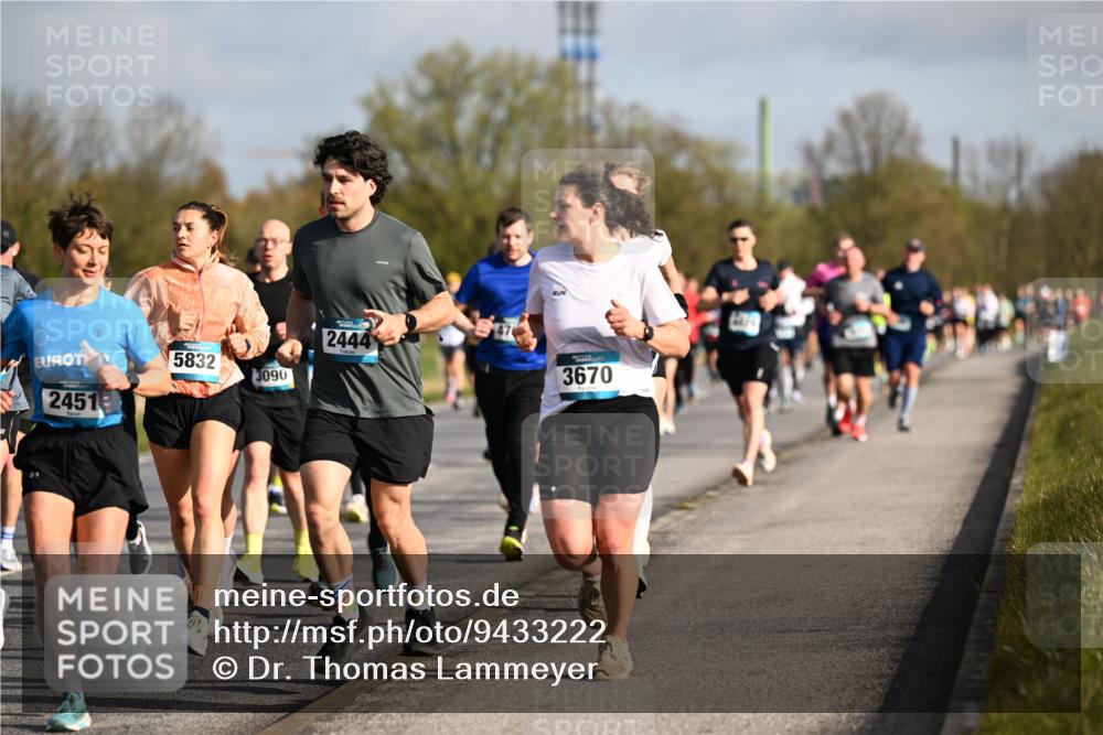 12.04.2026 - 45. Internationalen Wilhelmsburger Insellauf Dr. Thomas Lammeyer http://msf.ph/oto/9433222 12.04.2026 09:17:20 Laufen 2451, 5832, 3090, 2444, 947, 3670 meine-sportfotos.de