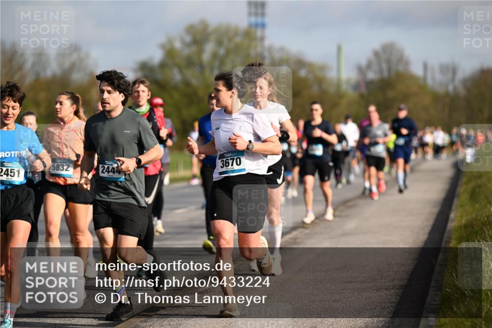 12.04.2026 - 45. Internationalen Wilhelmsburger Insellauf Dr. Thomas Lammeyer http://msf.ph/oto/9433224 12.04.2026 09:17:20 Laufen 2451, 5832, 2444, 3670 meine-sportfotos.de