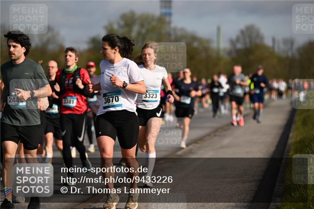 12.04.2026 - 45. Internationalen Wilhelmsburger Insellauf Dr. Thomas Lammeyer http://msf.ph/oto/9433226 12.04.2026 09:17:21 Laufen 244, 3381, 3670, 3323 meine-sportfotos.de
