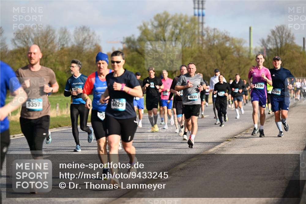 12.04.2026 - 45. Internationalen Wilhelmsburger Insellauf Dr. Thomas Lammeyer http://msf.ph/oto/9433245 12.04.2026 09:17:25 Laufen 5357, 50, 55, 4629, 3170, 2106, 2105, 24, 4635 meine-sportfotos.de