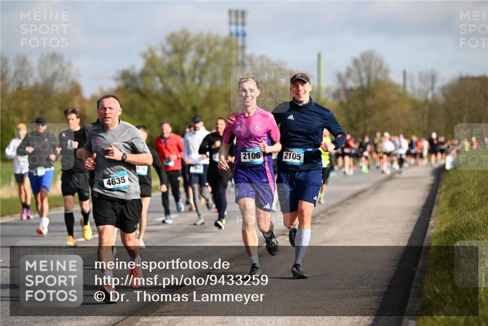12.04.2026 - 45. Internationalen Wilhelmsburger Insellauf Dr. Thomas Lammeyer http://msf.ph/oto/9433259 12.04.2026 09:17:28 Laufen 4635, 976, 2106, 2105 meine-sportfotos.de