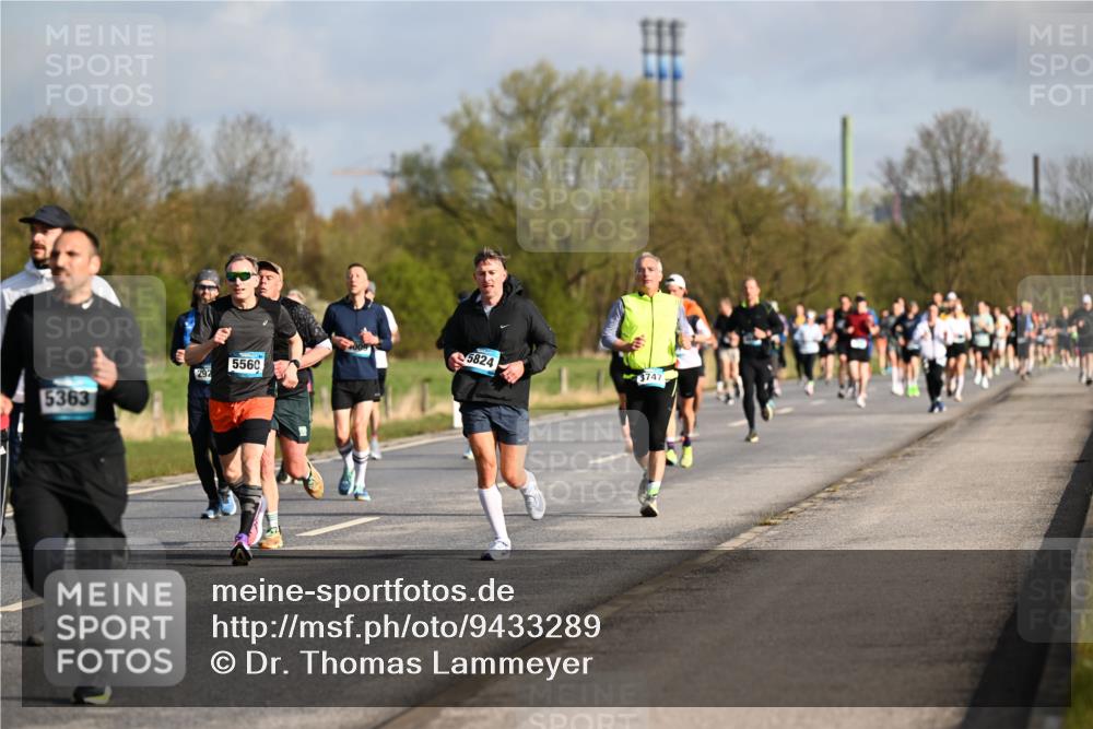 12.04.2026 - 45. Internationalen Wilhelmsburger Insellauf Dr. Thomas Lammeyer http://msf.ph/oto/9433289 12.04.2026 09:17:33 Laufen 5824, 5560, 3747, 292, 5363 meine-sportfotos.de