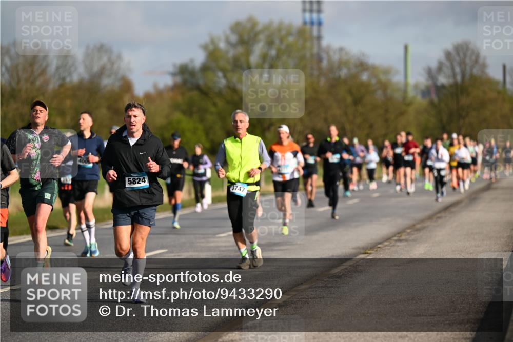 12.04.2026 - 45. Internationalen Wilhelmsburger Insellauf Dr. Thomas Lammeyer http://msf.ph/oto/9433290 12.04.2026 09:17:35 Laufen 400, 5824, 3747 meine-sportfotos.de