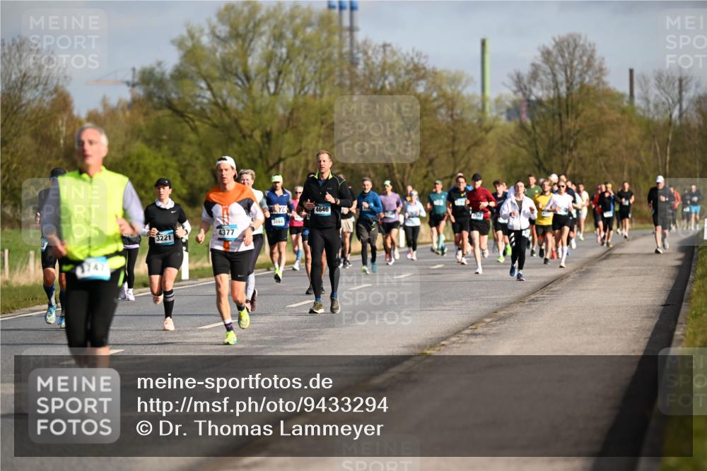 12.04.2026 - 45. Internationalen Wilhelmsburger Insellauf Dr. Thomas Lammeyer http://msf.ph/oto/9433294 12.04.2026 09:17:37 Laufen 74, 4646, 3894, 3221, 4377 meine-sportfotos.de