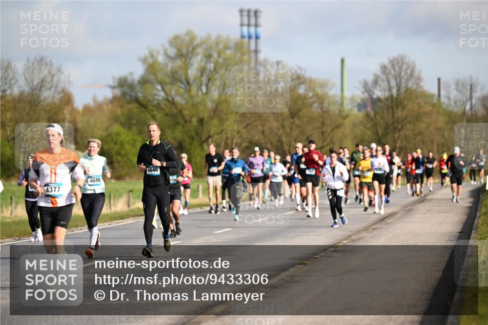 12.04.2026 - 45. Internationalen Wilhelmsburger Insellauf Dr. Thomas Lammeyer http://msf.ph/oto/9433306 12.04.2026 09:17:40 Laufen 4377, 4645, 4646, 189 meine-sportfotos.de