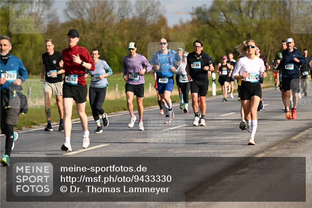 12.04.2026 - 45. Internationalen Wilhelmsburger Insellauf Dr. Thomas Lammeyer http://msf.ph/oto/9433330 12.04.2026 09:17:52 Laufen 49, 3702, 4393, 3781, 3785, 535, 4481, 3186, 4755, 4531 meine-sportfotos.de
