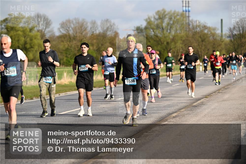 12.04.2026 - 45. Internationalen Wilhelmsburger Insellauf Dr. Thomas Lammeyer http://msf.ph/oto/9433390 12.04.2026 09:18:05 Laufen 5299, 5247, 2507, 4435, 5538, 4634, 2812 meine-sportfotos.de