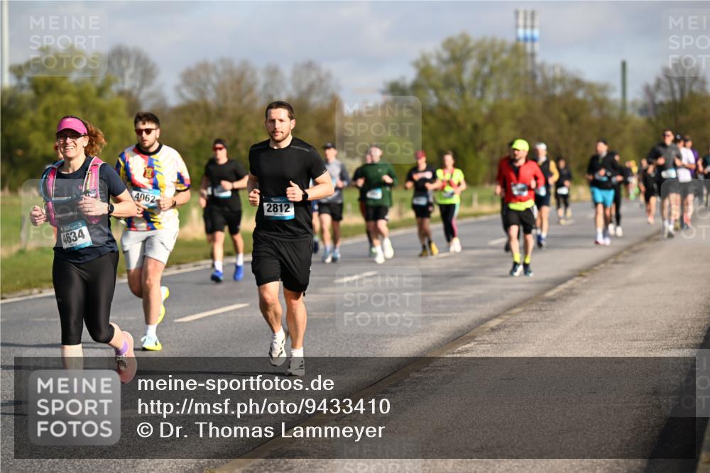 12.04.2026 - 45. Internationalen Wilhelmsburger Insellauf Dr. Thomas Lammeyer http://msf.ph/oto/9433410 12.04.2026 09:18:10 Laufen 4634, 4062, 2812 meine-sportfotos.de