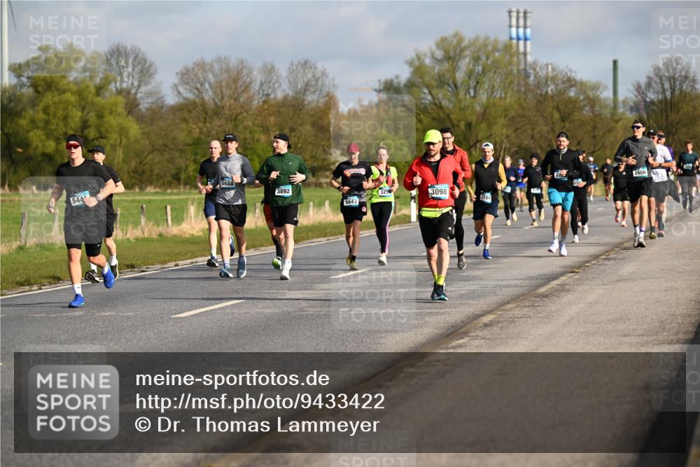 12.04.2026 - 45. Internationalen Wilhelmsburger Insellauf Dr. Thomas Lammeyer http://msf.ph/oto/9433422 12.04.2026 09:18:13 Laufen 5688, 544, 3892, 3256, 3098, 5643, 2104, 21, 2656 meine-sportfotos.de
